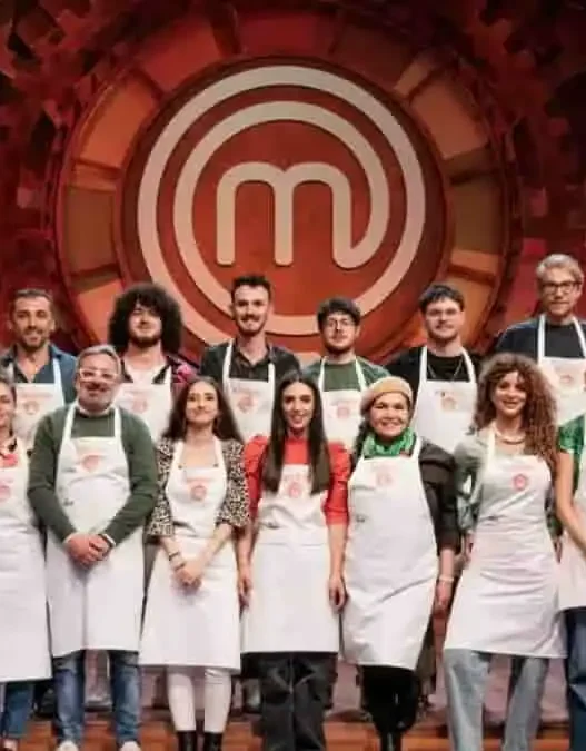 I giudici Bruno Barbieri, Antonino Cannavacciuolo e Giorgio Locatelli osservano i concorrenti durante una Mystery Box di MasterChef Italia 15