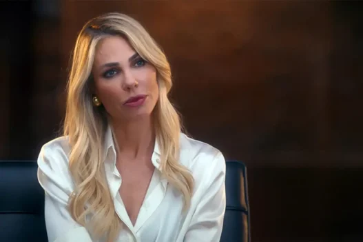 Ilary Blasi sorridente nello studio di Canale 5 pronta per la conduzione del Grande Fratello