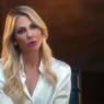 Ilary Blasi sorridente nello studio di Canale 5 pronta per la conduzione del Grande Fratello