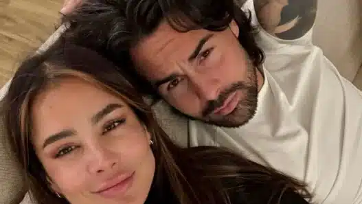 Nicola e Karen sul divano durante un selfie
