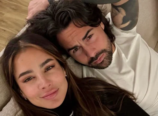 Nicola e Karen sul divano durante un selfie