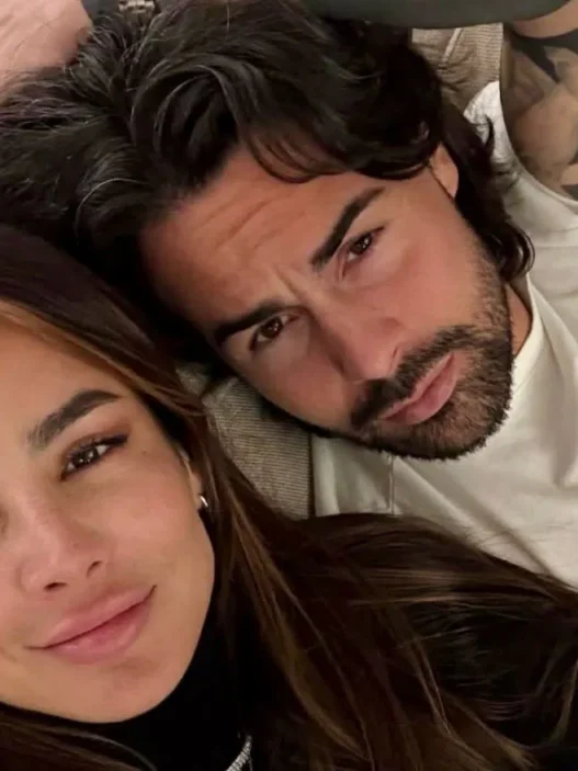 Nicola e Karen sul divano durante un selfie