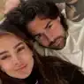 Nicola e Karen sul divano durante un selfie