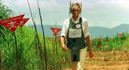 Lady Diana che passaggia in Angola