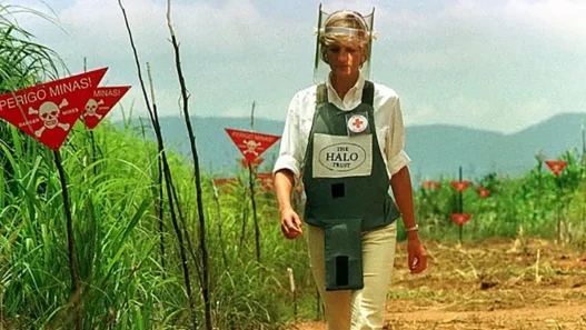 Lady Diana che passaggia in Angola