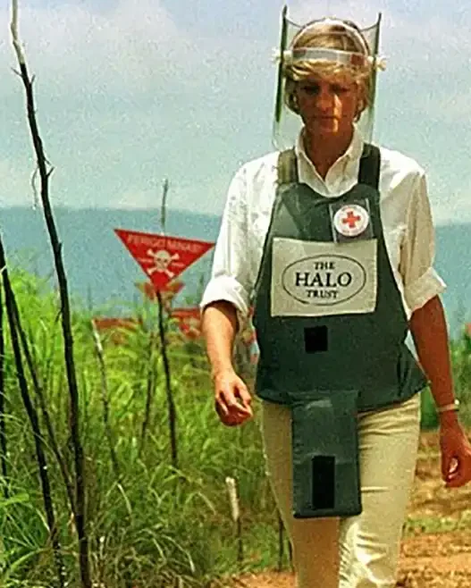 Lady Diana che passaggia in Angola