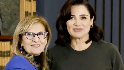 Luisa Ranieri nei panni della Preside e la vera Eugenia Carfora sorridente a scuola