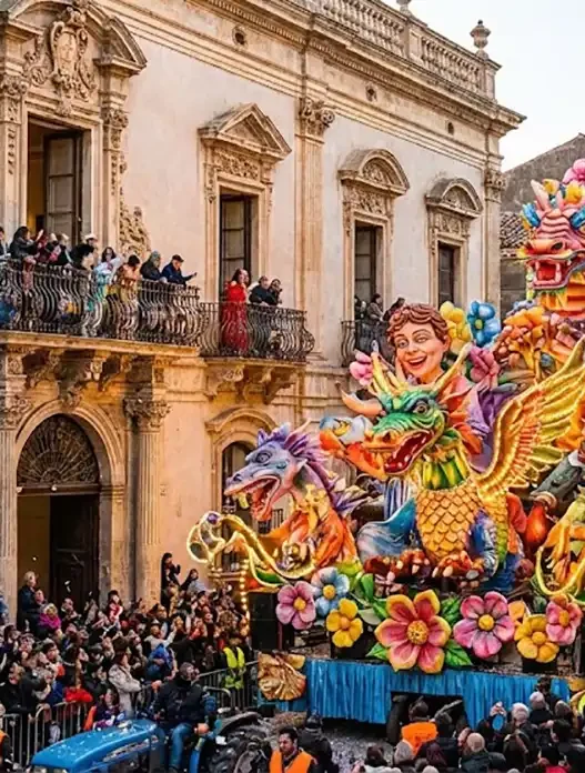 Maestoso carro allegorico in cartapesta sfila tra la folla ad Acireale con luci barocche sullo sfondo