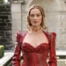 Margot Robbie indossa un completo rosso effetto pitone con corsetto e minigonna di Dilara Findikoglu durante la Paris Fashion Week 2026