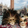 Maschere tradizionali del Carnevale italiano con coriandoli colorati