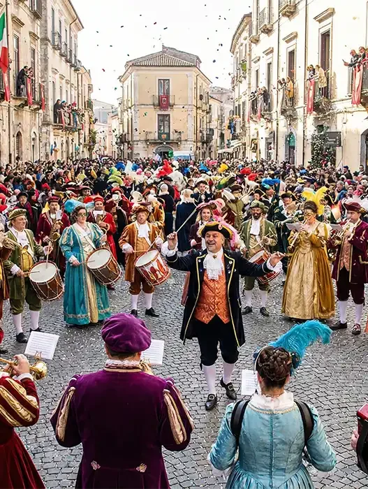 Sfilata delle Quadriglie di Palma Campania con costumi colorati e strumenti musicali