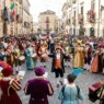 Sfilata delle Quadriglie di Palma Campania con costumi colorati e strumenti musicali