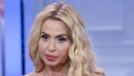 Valeria-Marini-guarda la telecamera