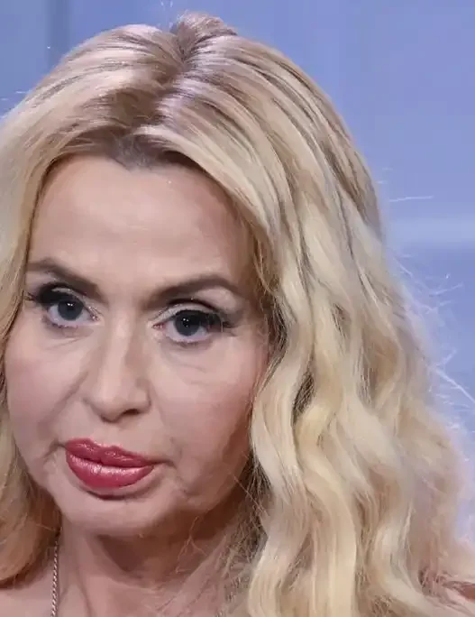 Valeria-Marini-guarda la telecamera