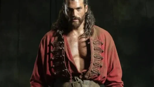 Can Yaman in primo piano con espressione seria