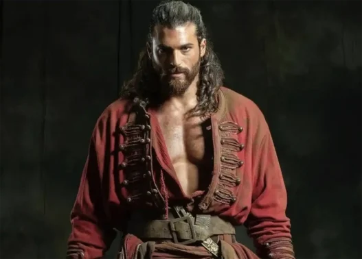 Can Yaman in primo piano con espressione seria