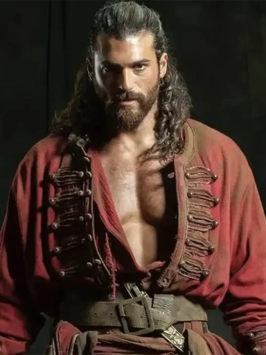 Can Yaman in primo piano con espressione seria