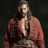 Can Yaman in primo piano con espressione seria