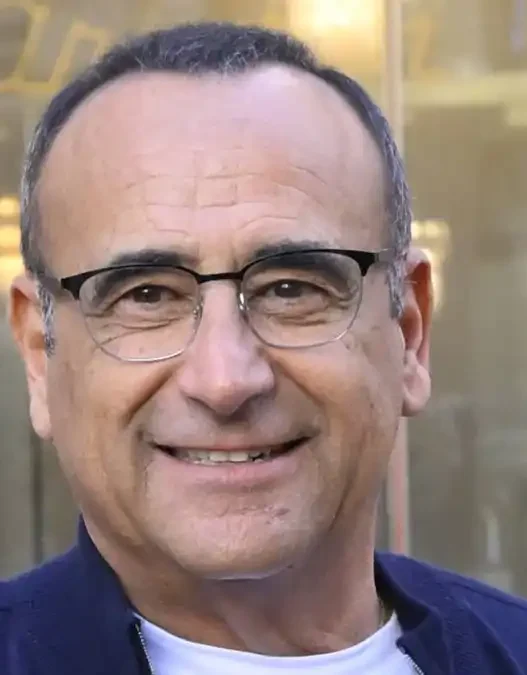 Carlo Conti e Achille Lauro sorridenti durante l'annuncio al Tg1 per il Festival di Sanremo 2026