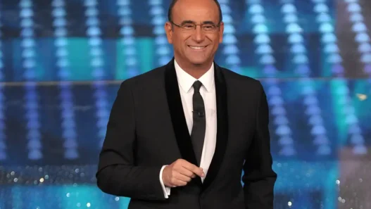 Il palco del Teatro Ariston illuminato per la serata dei duetti di Sanremo 2026, con grafica dei cantanti in gara