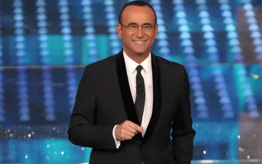 Il palco del Teatro Ariston illuminato per la serata dei duetti di Sanremo 2026, con grafica dei cantanti in gara