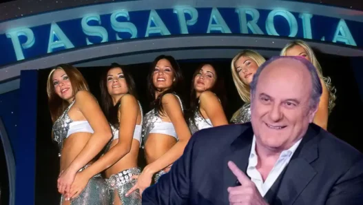 Primo piano di Gerry Scotti sorridente durante un'intervista televisiva, simbolo della sua lunga carriera a Mediaset
