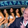 Primo piano di Gerry Scotti sorridente durante un'intervista televisiva, simbolo della sua lunga carriera a Mediaset