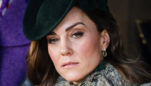 Kate Middleton con un cappotto con l'aria pensierosa