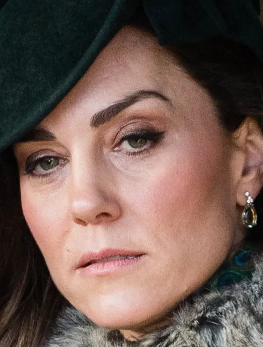 Kate Middleton con un cappotto con l'aria pensierosa