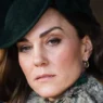 Kate Middleton con un cappotto con l'aria pensierosa