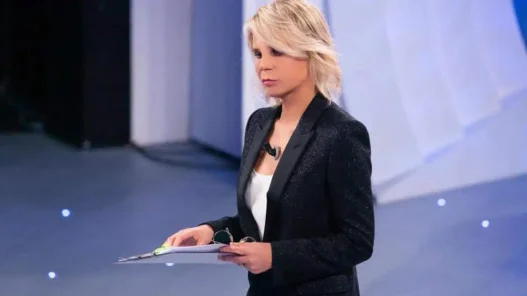 maria de filippi con leggio in mano