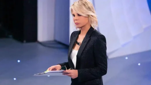 maria de filippi con leggio in mano