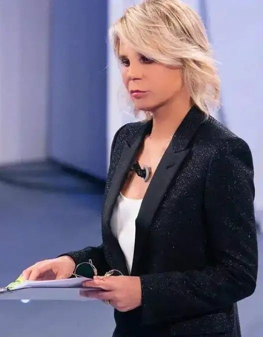 maria de filippi con leggio in mano