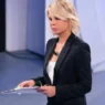 maria de filippi con leggio in mano