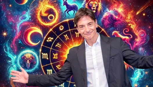 oroscopo paolo fox che apre le braccia