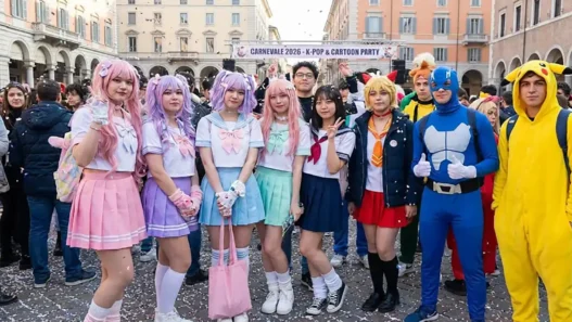 Ragazzi vestiti con costumi colorati ispirati al K-Pop e personaggi dei cartoni per Carnevale 2026