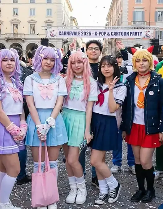 Ragazzi vestiti con costumi colorati ispirati al K-Pop e personaggi dei cartoni per Carnevale 2026