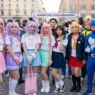 Ragazzi vestiti con costumi colorati ispirati al K-Pop e personaggi dei cartoni per Carnevale 2026