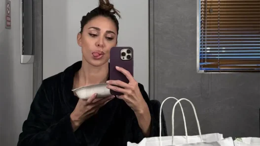 Belen Rodriguez mentre si trucca