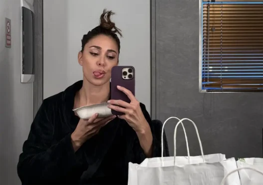 Belen Rodriguez mentre si trucca