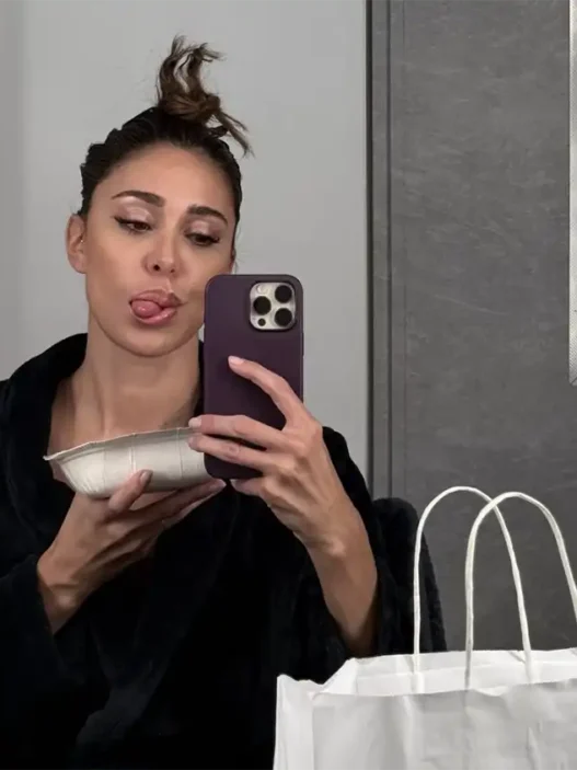 Belen Rodriguez mentre si trucca
