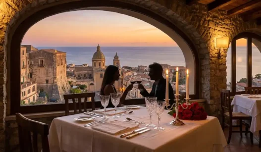 Tavolo apparecchiato per due a lume di candela con vista panoramica in un ristorante romantico italiano.