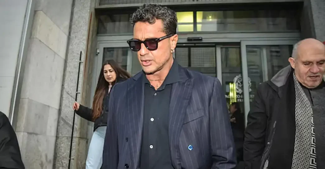 Corona all'uscita del tribunale