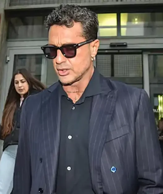 Corona all'uscita del tribunale