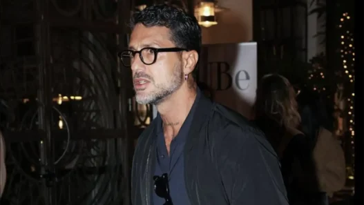Fabrizio Corona mentre cammina