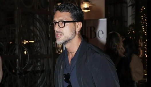Fabrizio Corona mentre cammina