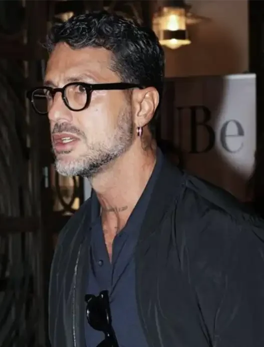Fabrizio Corona mentre cammina