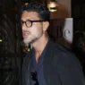Fabrizio Corona mentre cammina