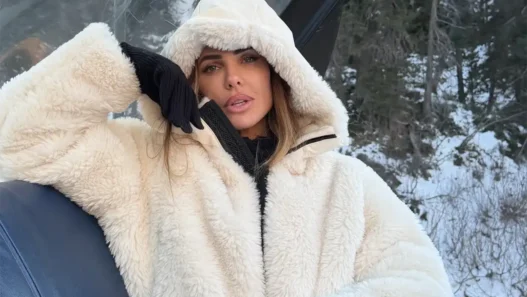Ilary Blasi sulla neve in posa con un capotto bianco