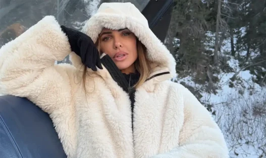 Ilary Blasi sulla neve in posa con un capotto bianco